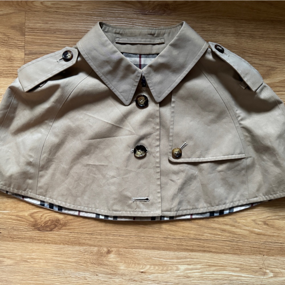 Burberry capelet in tan with plaid - Picture 2 of 3